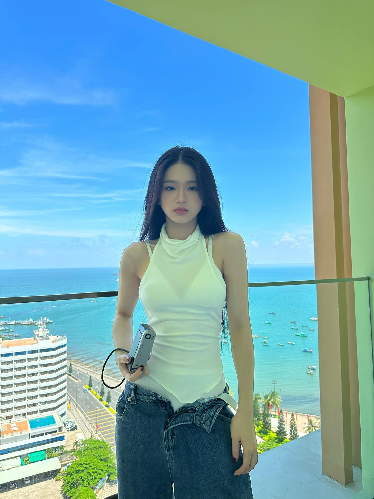 Linh Ka diện váy ngắn nhún nhảy nhưng tránh được sự cố nhờ quần phòng hộ - 7