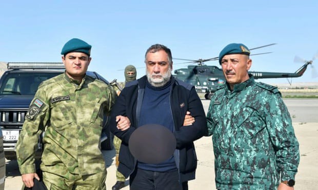 Ông Ruben Vardanyan (giữa) bị 2 sĩ quan Azerbaijan áp giải sau khi bị bắt. Ảnh: EPA