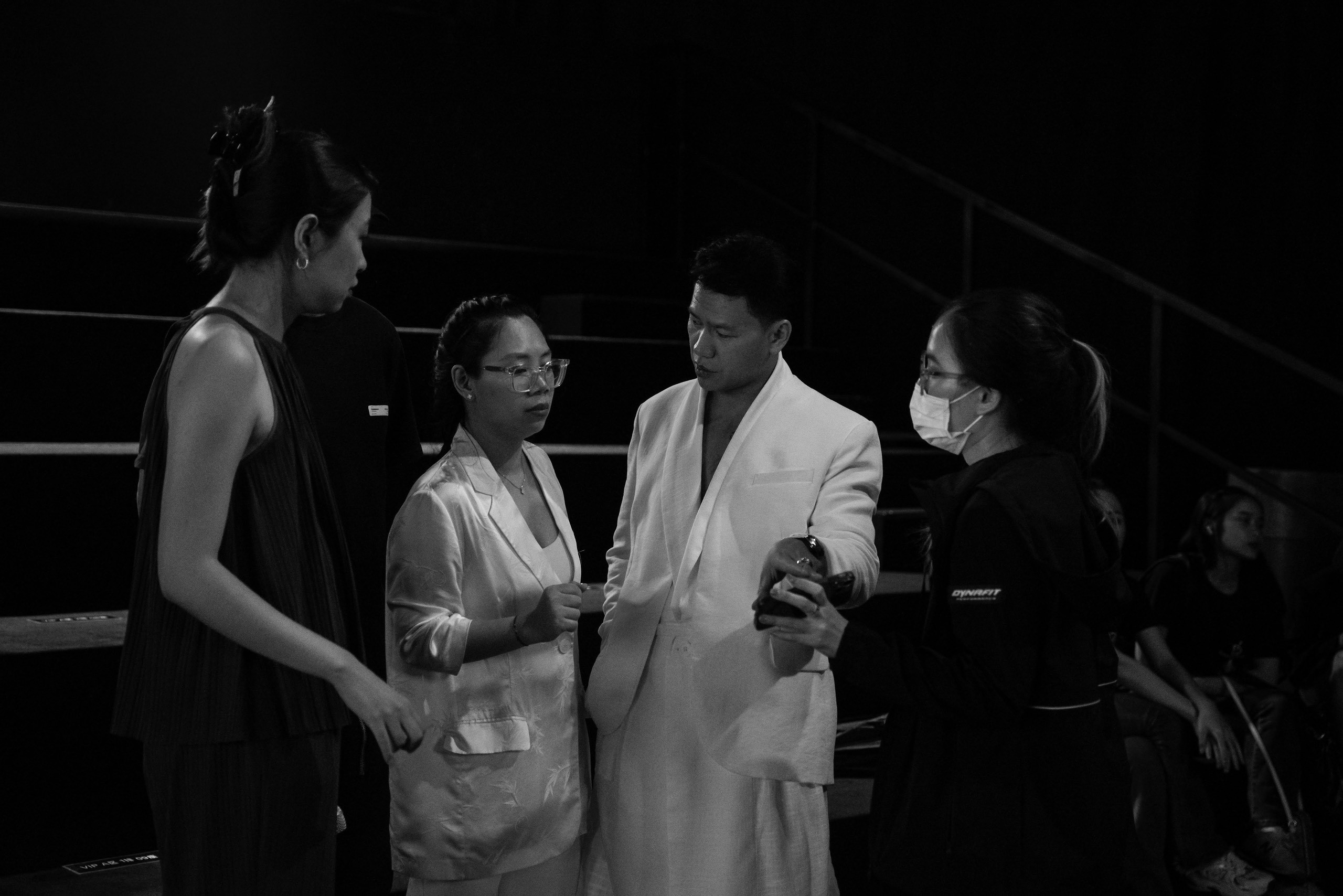 CEO Vũ Lan Anh và NTK Hoàng Minh Hà - cố vấn của thương hiệu Eunoia by AN tất bật chuẩn bị trước show diễn.