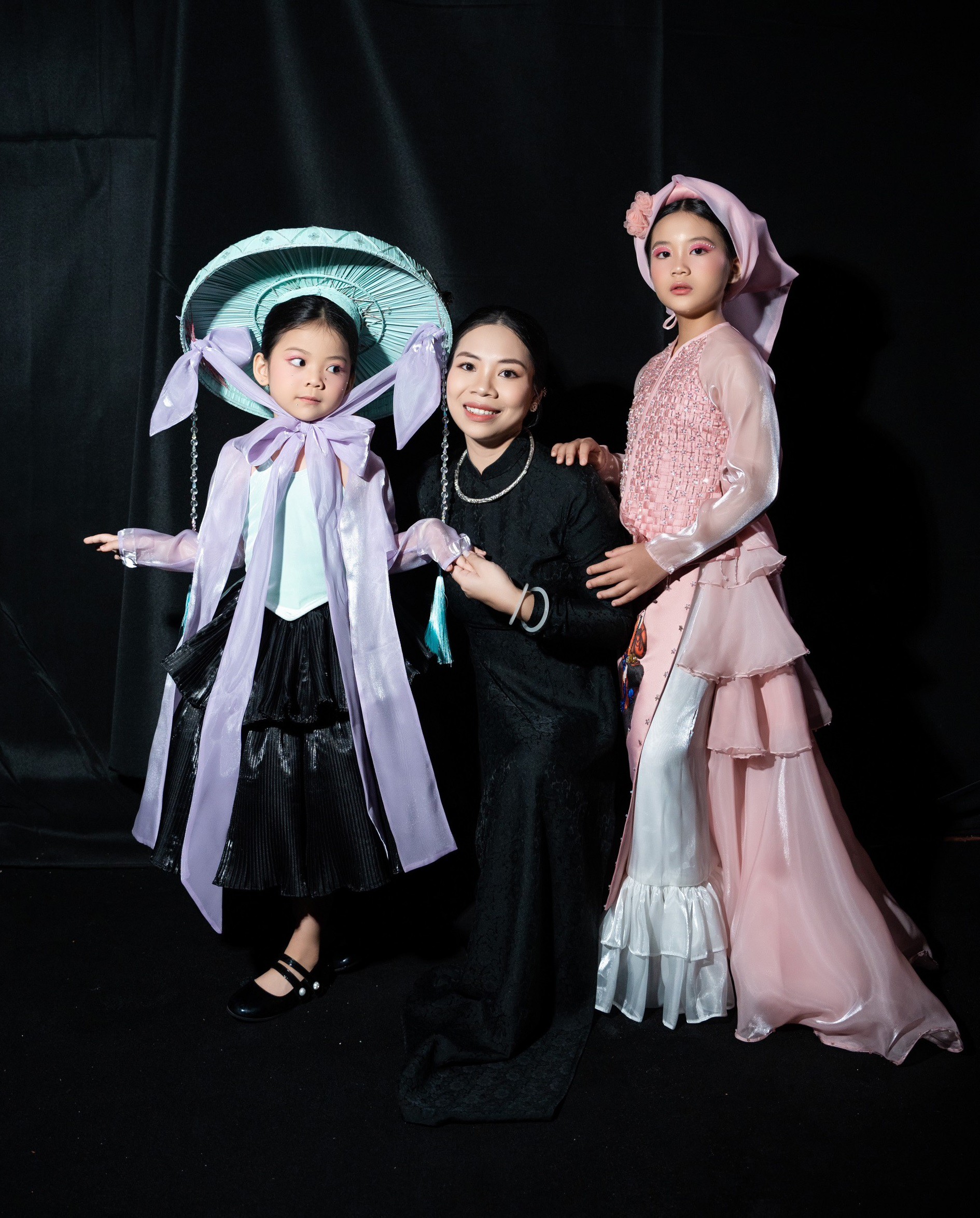 CEO Vũ Lan Anh và hai cô con gái cũng tham gia trình diễn dự án “Việt Nam đa sắc” tại Tuần lễ Thời trang Thâm Quyến, Trung Quốc.