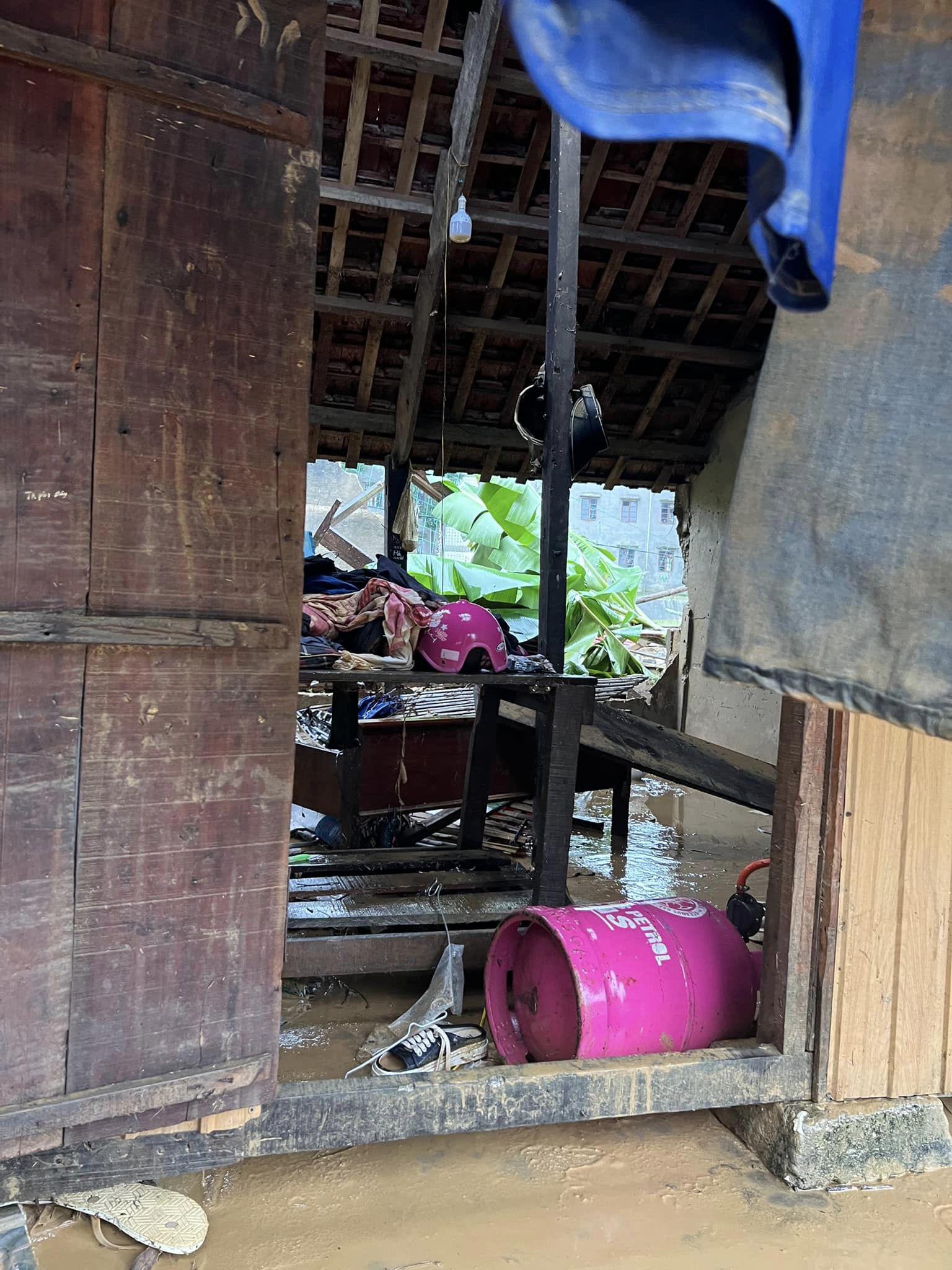 Mọi thứ đều ngổn ngang, hư hỏng. Có lẽ phải một thời gian nữa các em học sinh mới quay trở lại cuộc sống bình thường như trước cơn lũ.