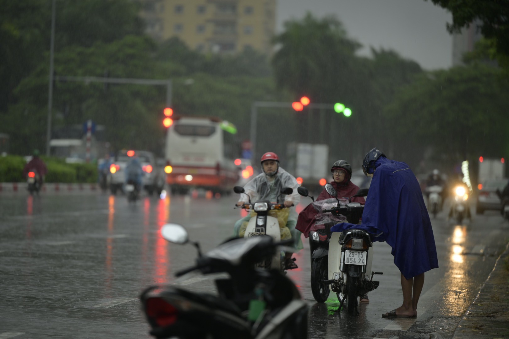 Hà Nội mưa như trút từ đêm tới sáng, người dân &#34;bơi&#34; đi làm trong &#34;biển nước&#34; - 17