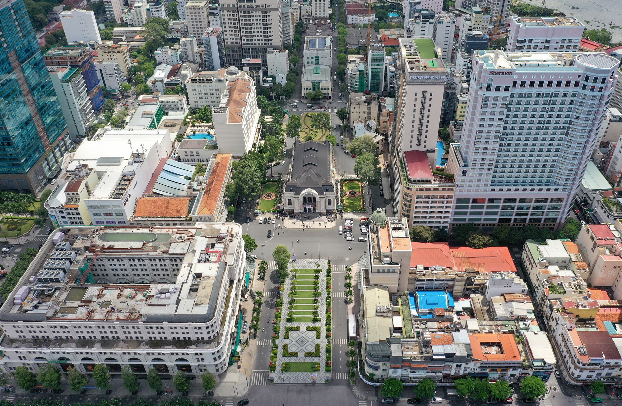 Nhà hát Thành phố có mặt tiền hướng ra công viên Công trường Lam Sơn và đường Đồng Khởi, quận 1, TP.HCM được khởi công xây dựng năm 1898, khánh thành năm 1900. Nhà hát được toạ lạc tại khu vực đẹp nhất khu trung tâm, là một trong những công trình văn hóa tiêu biểu nhất của thành phố được xây dựng thời Pháp thuộc.