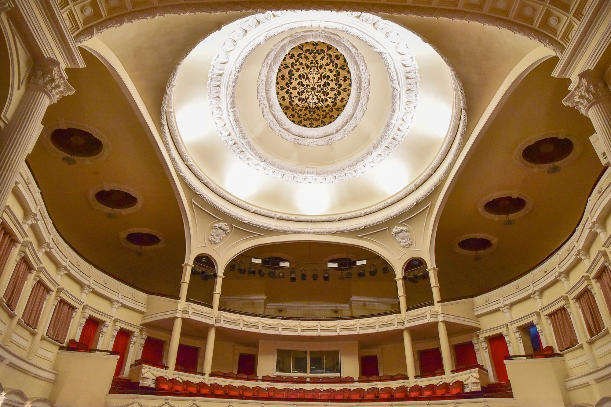 Điểm nhấn quý giá nhất của công trình là vòm thính phòng được chạm khắc vòng hoa, hoa văn tinh xảo mang đậm phong cách kiến trúc flamboyant. Không gian khán phòng được trang trí nhiều chi tiết phù điêu, đèn chiếu sáng cổ điển.