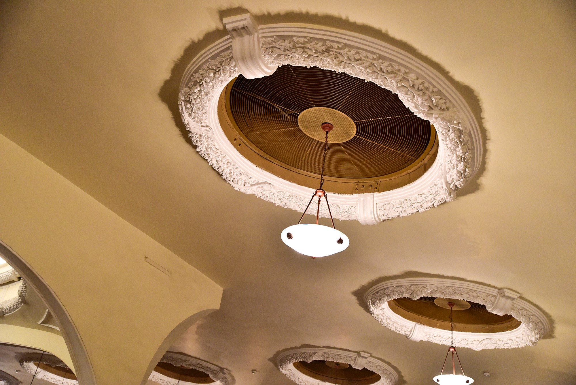 Bên cạnh điểm nhấn kiến trúc vòm của khán phòng, xung quanh trần của tầng trên cùng được xây dựng nhiều ống thông gió được trang trí bằng vòng hoa đẹp mắt. Vừa qua, HĐND TP.HCM khoá X đã thông qua chủ trương đầu tư dự án tu bổ di tích kiến trúc nghệ thuật quốc gia Nhà hát Thành phố trong thời gian tới.