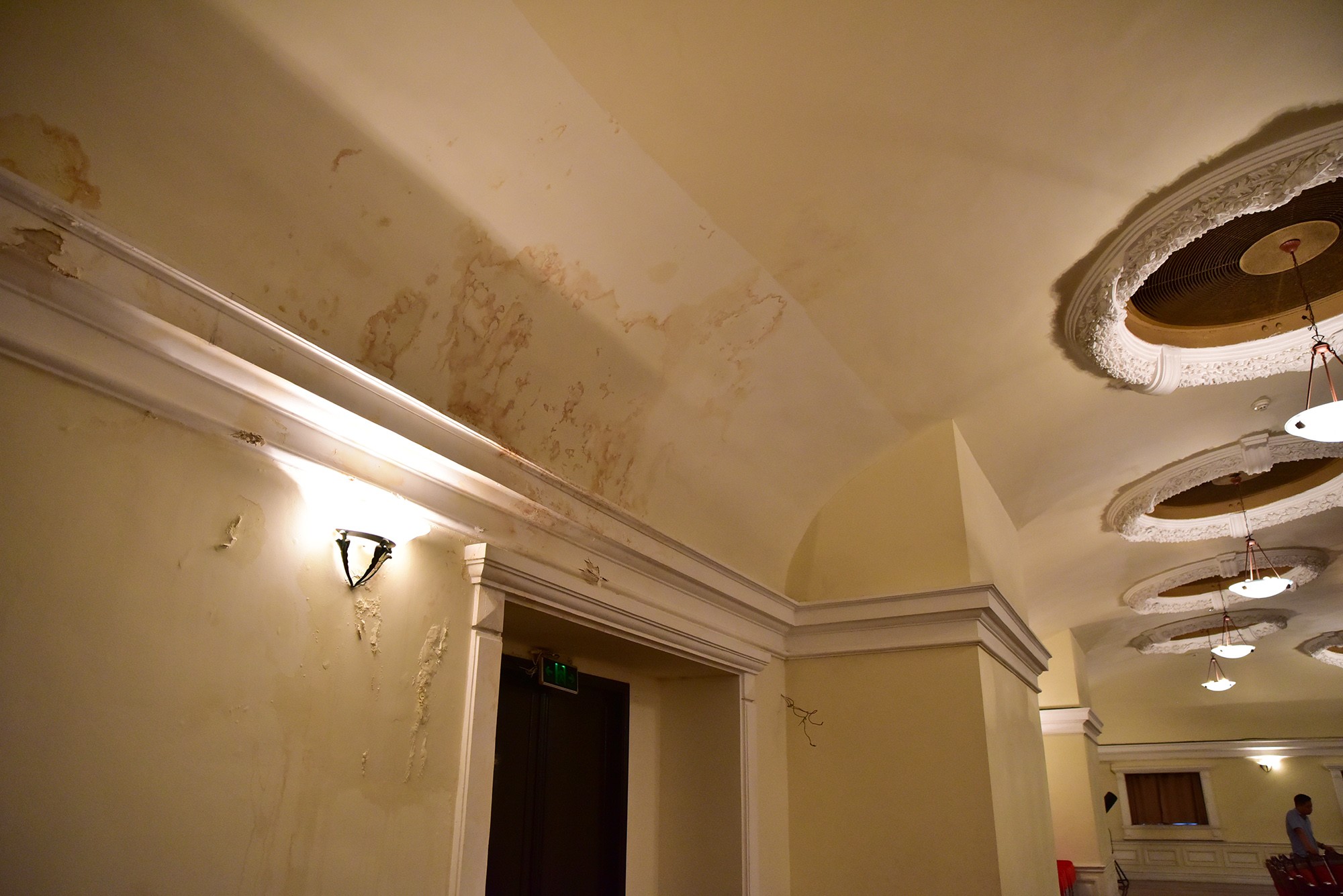 Trong hai lần sửa chữa vào năm 1998 và 2008 thành phố đã tu bổ lại kiến trúc bề nổi về hoa văn, đèn trang trí, sơn tường, thay thế hệ thống âm thanh, ánh sáng…&nbsp;Trong ảnh, một phần trần của khán phòng xuất hiện những mảng sơn tường bị phồng rộp, loang lổ rêu mốc do bị thấm nước.