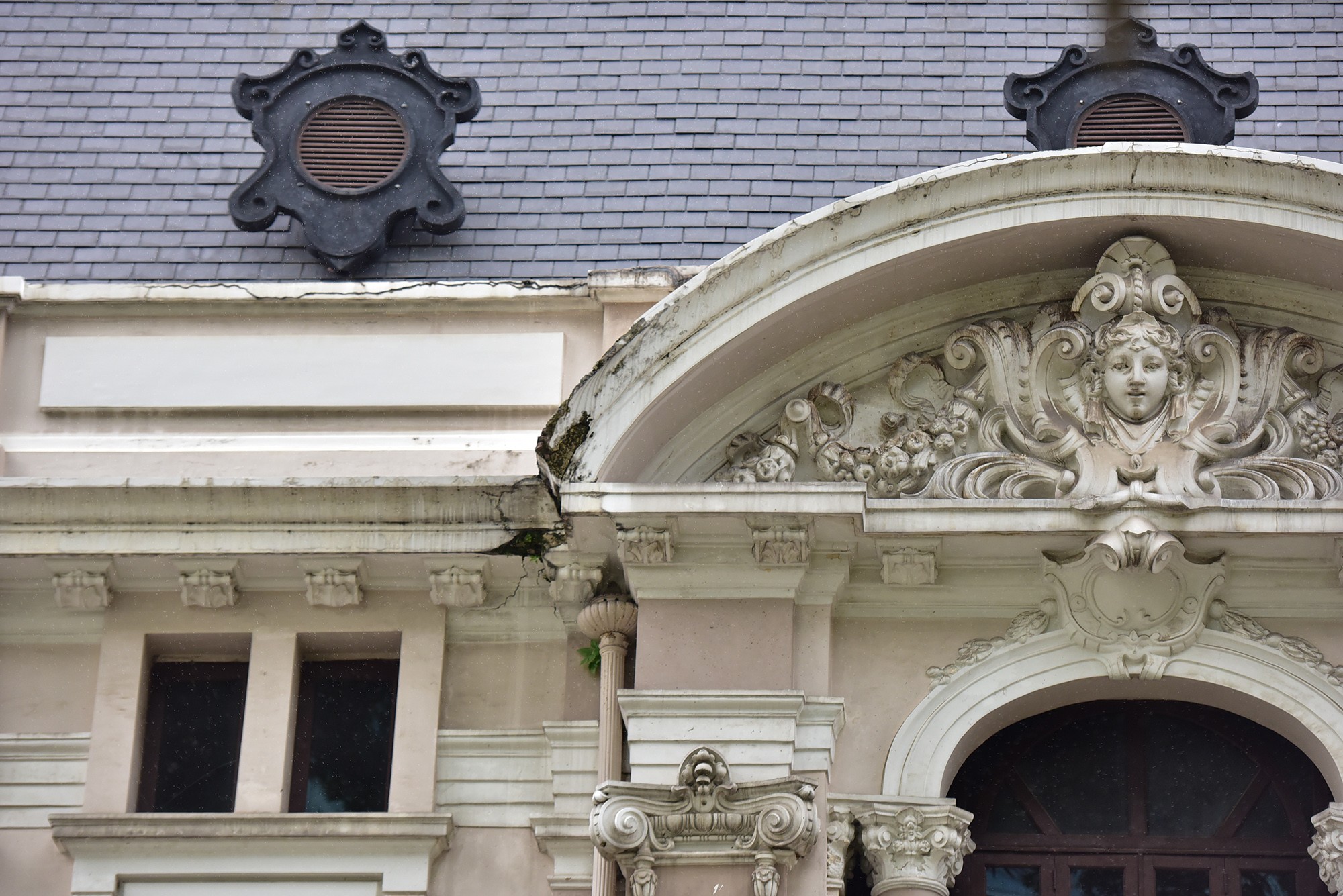 Tổng thể mặt ngoài nhà hát hiện tại màu sơn đã bị phai, nhiều phần kiến trúc bị hư hỏng, rêu mốc, cây mọc giữa các khe nứt, rơi rụng mảng tường.