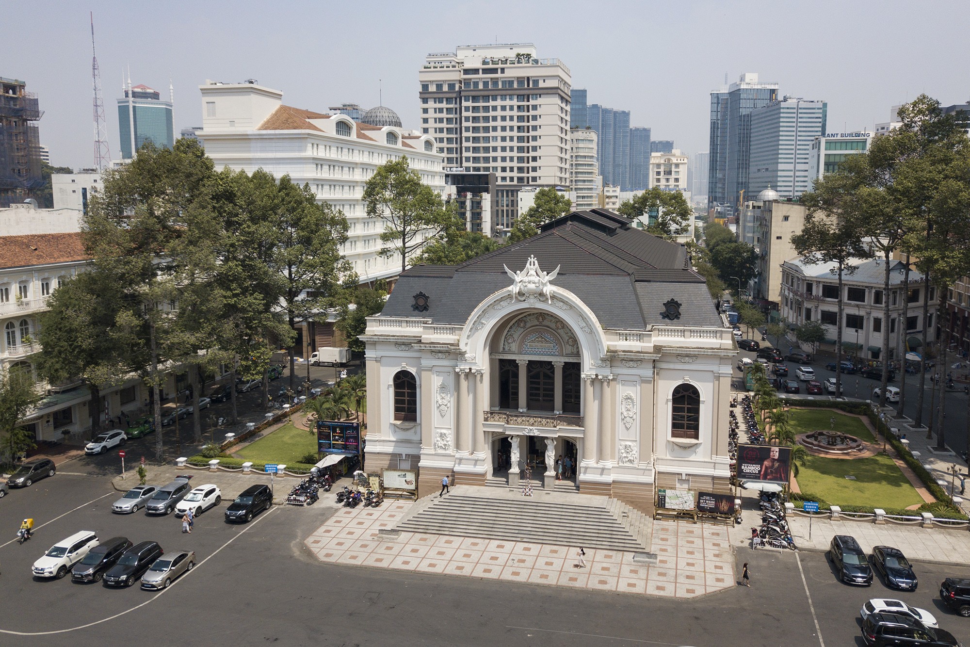 Công trình có có diện tích xây dựng 2.016m2, do kiến trúc sư Eugène Feret thiết kế, mang phong cách kiến trúc flamboyant của Pháp. Mặt tiền nhà hát chịu ảnh hưởng nghệ thuật khá rõ nét của nhà hát Petit Palais được xây dựng cùng năm tại Paris, Pháp.