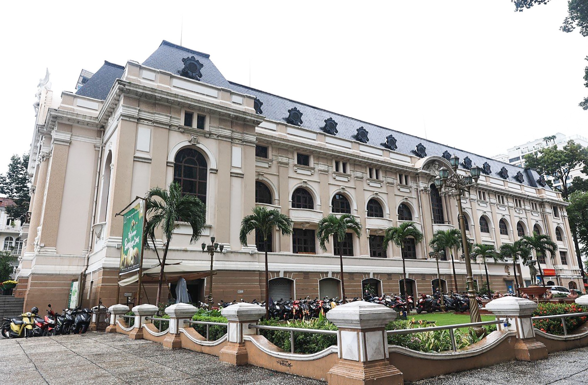 Nhà hát Thành phố được công nhận Di tích Kiến trúc nghệ thuật cấp quốc gia năm 2012. Nhà hát là địa điểm thường xuyên tổ chức nhiều chương trình văn hoá nghệ thuật, đồng thời cũng được sử dụng để tổ chức các sự kiện lớn của thành phố.