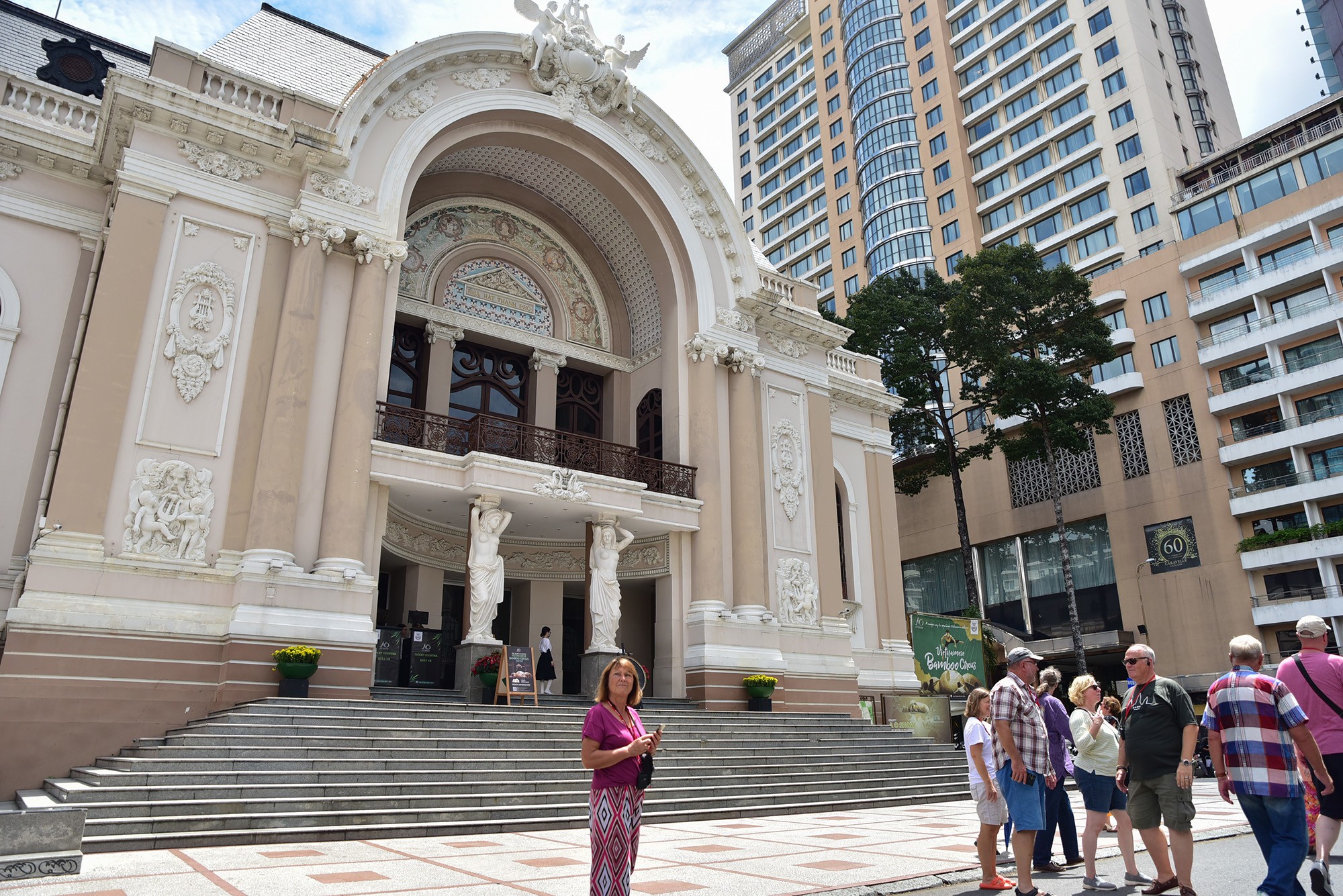 Công trình 123 tuổi này cũng là một trong những điểm đến tham quan, chụp ảnh nổi bật, thu hút người dân và khách du lịch khi đến TP.HCM.