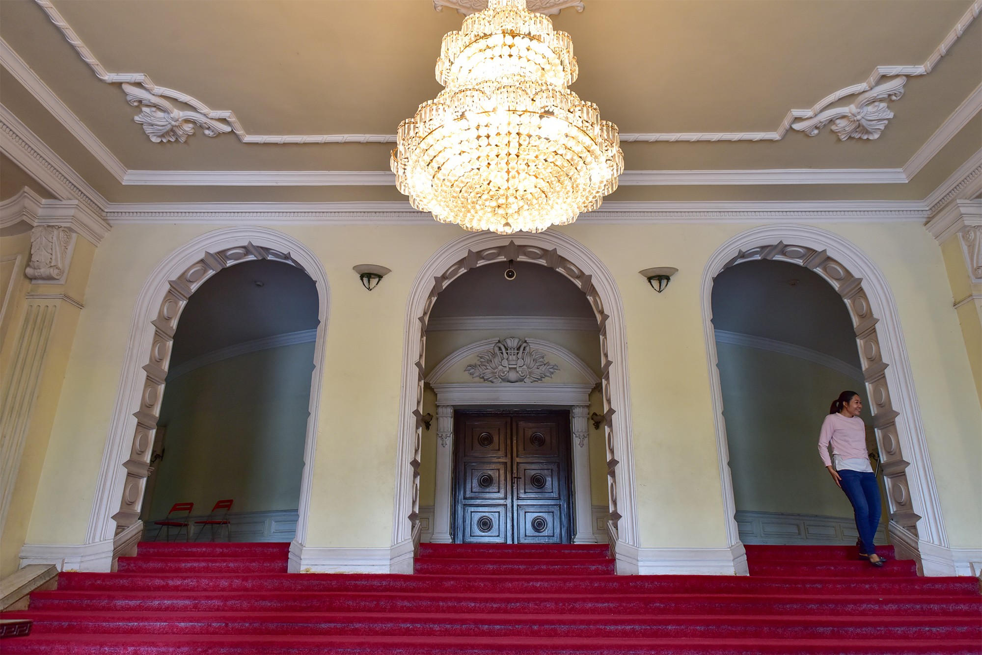 Sảnh tầng 1, tầng 2, cầu thang bộ nhà hát có kiến trúc nội, ngoại thất rất phong phú với nhiều bức phù điêu, tượng nổi, đèn chùm, tượng đồng, hoa văn…