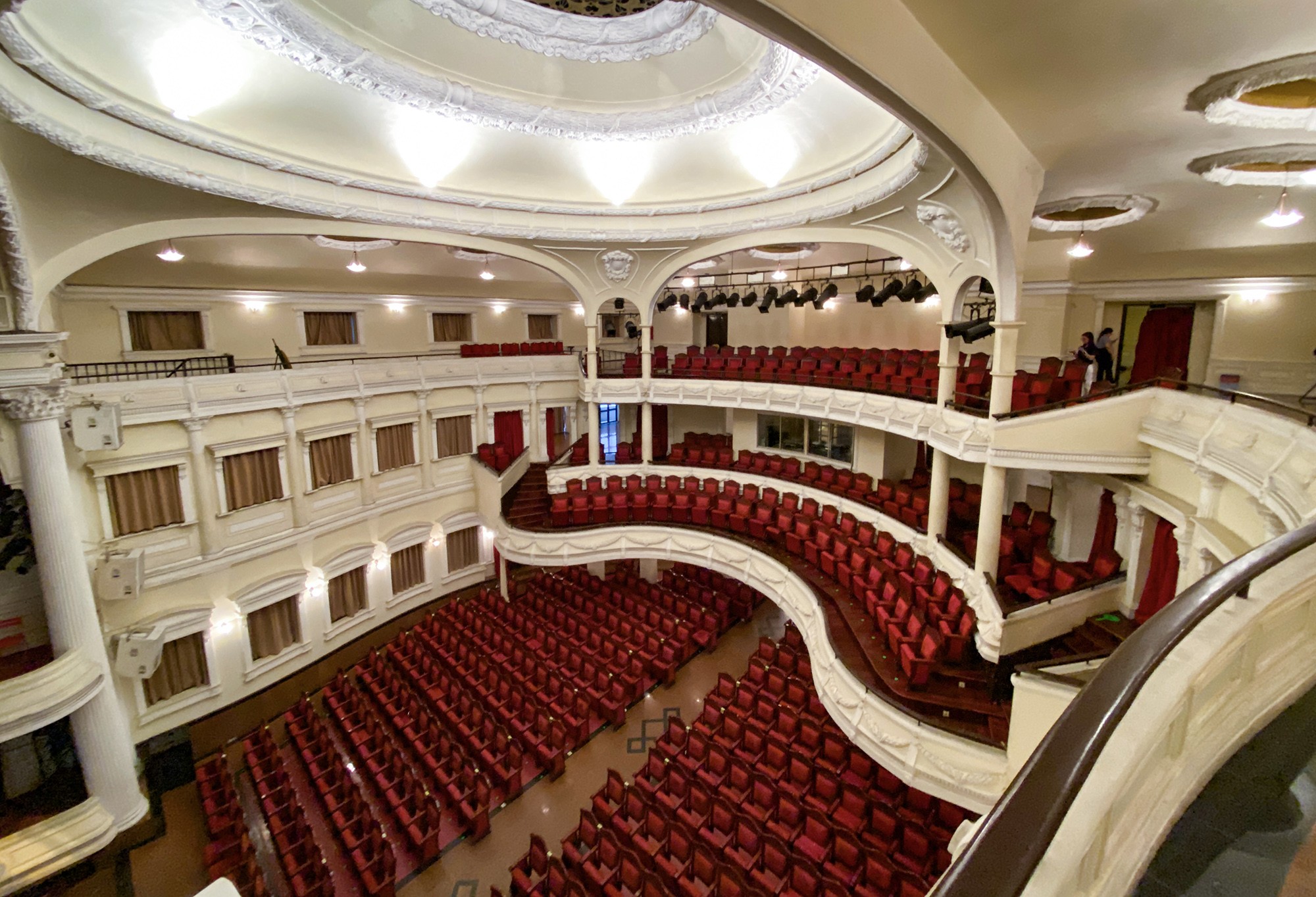 Bên trong nhà hát, ngoài tầng trệt có 338 ghế, 2 tầng lầu còn có 130 ghế phục vụ khán giả thưởng thức các chương trình nghệ thuật đa thể loại.