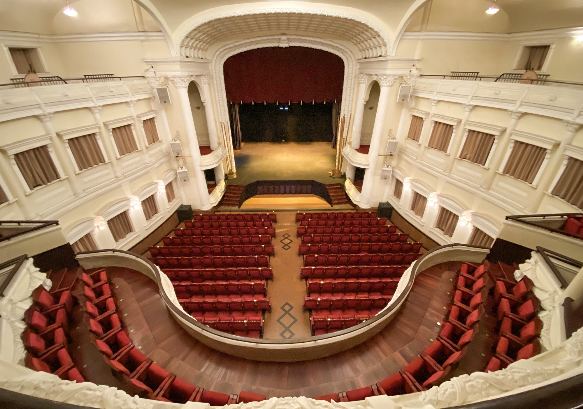 Nội thất bên trong nhà hát được thiết kế với đầy đủ hệ thống âm thanh, ánh sáng phục vụ các chương trình âm nhạc dòng hàn lâm, nghệ thuật dân tộc, múa ballet…