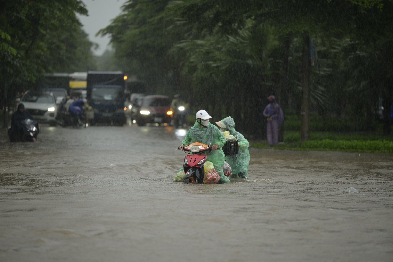 Mưa to liên tục trút xuống khiến nhiều nơi ở Bắc Bộ và Trung Bộ rơi vào cảnh ngập lụt