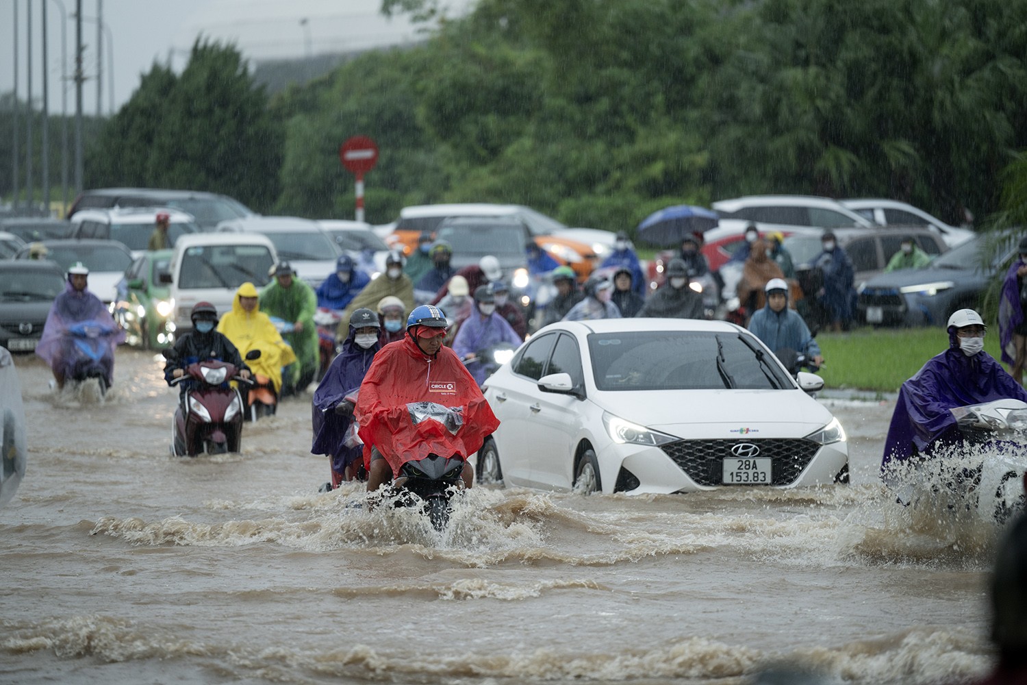 Mưa lớn vào sáng nay (28/9) tại Hà Nội khiến nhiều tuyến đường&nbsp;ngập sâu, gây khó khăn cho các phương tiện đi lại.