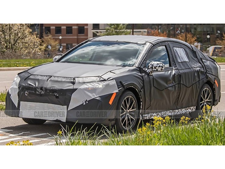 Toyota Camry thế hệ mới ngụy trang chạy thử trên đường phố - 1