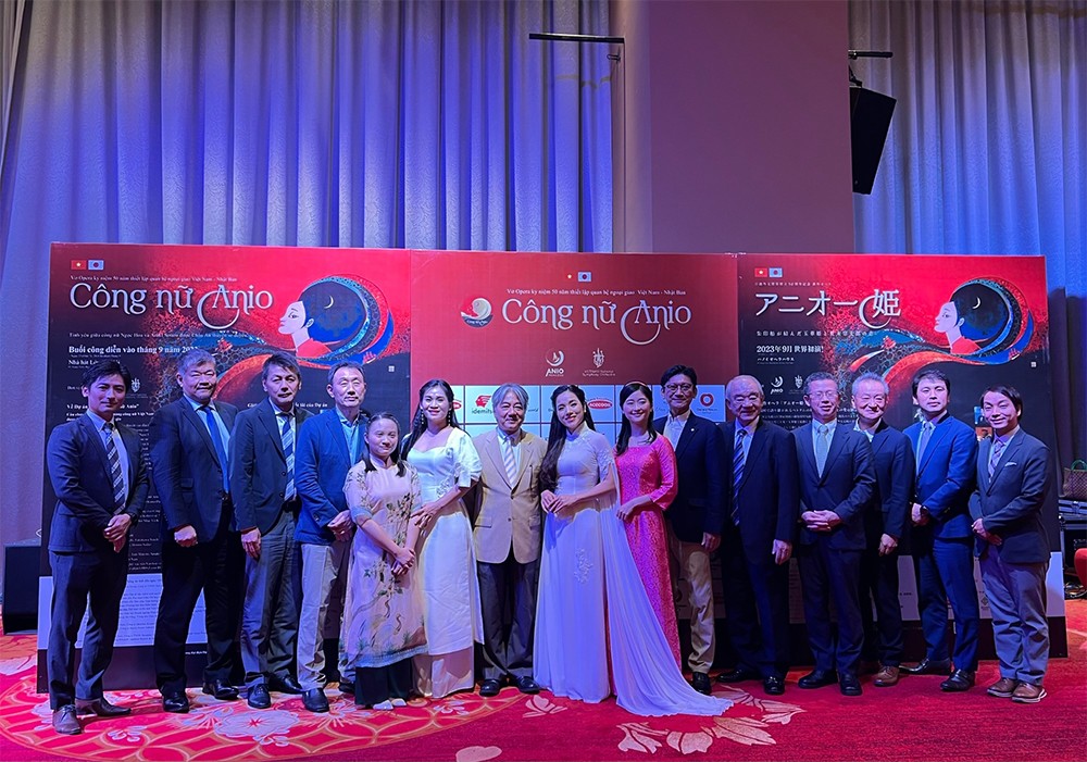 Đại diện Toyota (thứ 2 từ phải sang) tại Họp báo công bố dự án Opera “Công nữ Anio”