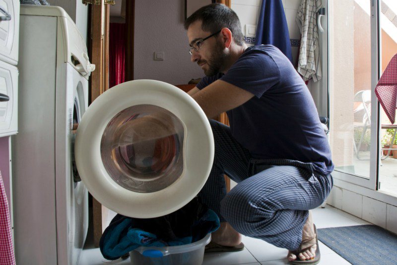 Trang phục nam giới: Bí quyết bảo quản cho tủ quần áo bền lâu - 3