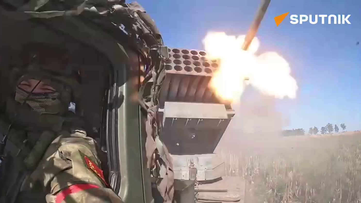 Pháo phản lực Tornado-G khai hỏa trong khi binh sĩ không cần rời xe phóng.