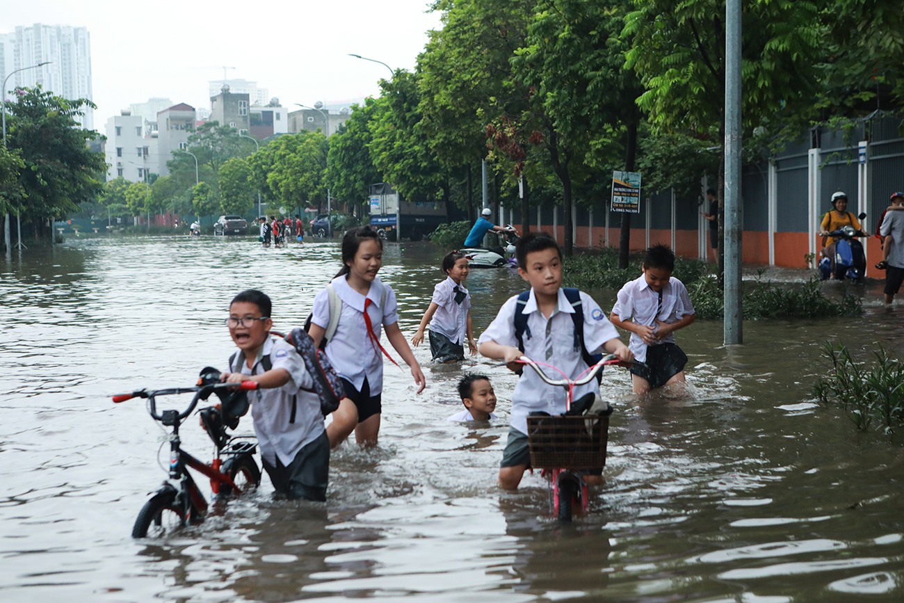 Một giáo viên trường tiểu học Triều Khúc cho biết: "Nhà trường đã phổ biến, cấm các em ra tắm, bơi lội, đùa nghịch dòng nước trước cổng trường, nhưng do số lượng học sinh quá đông nên không quản được".