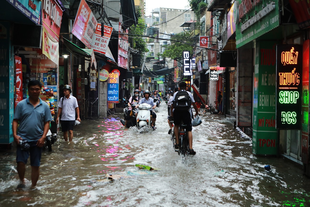 &nbsp;Con đường từ Nguyễn Trãi rẽ vào làng Triều Khúc vẫn lênh láng nước vào chiều tối nay