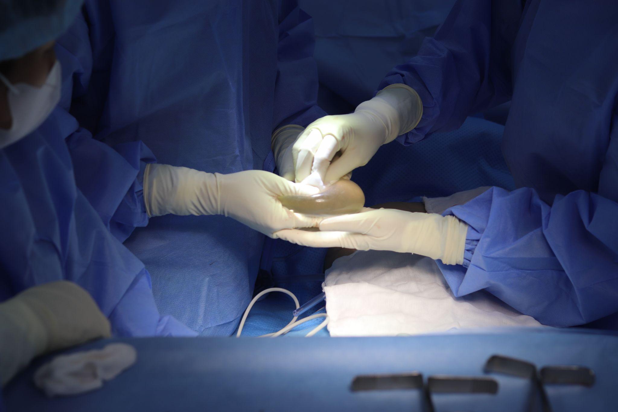 Ths.Bs Hồ Cao Vũ trực tiếp theo dõi và phẫu thuật cho bệnh nhân