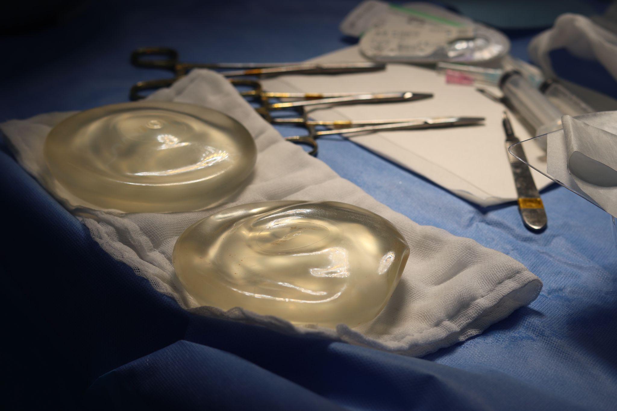 Túi ngực sau khi tháo ra