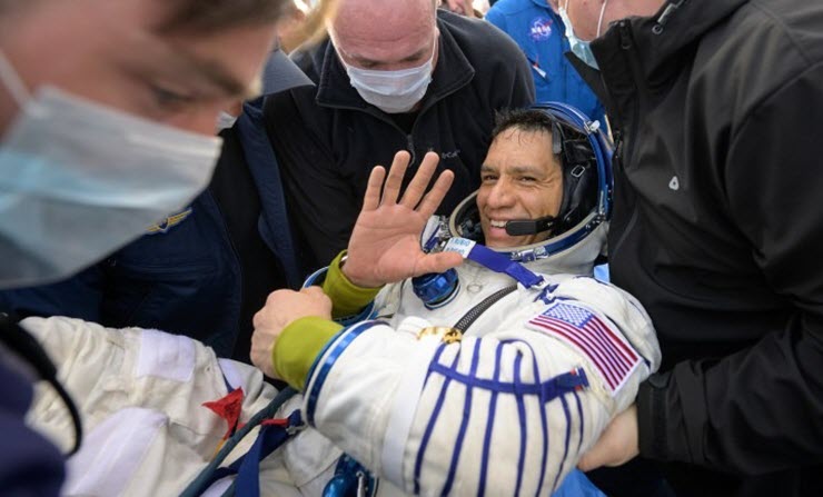 Phi hành gia Frank Rubio đã trở về Trái Đất an toàn sau hơn một năm sống ngoài vũ trụ.