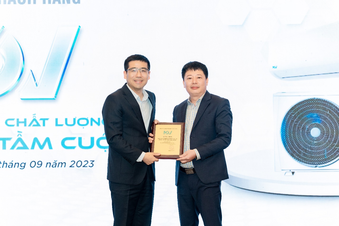 Ông Lee Chong Mei – Tổng giám đốc thương hiệu MDV Việt Nam trao chứng nhận nhà phân phối chính thức cho ông Trần Thắng Đức