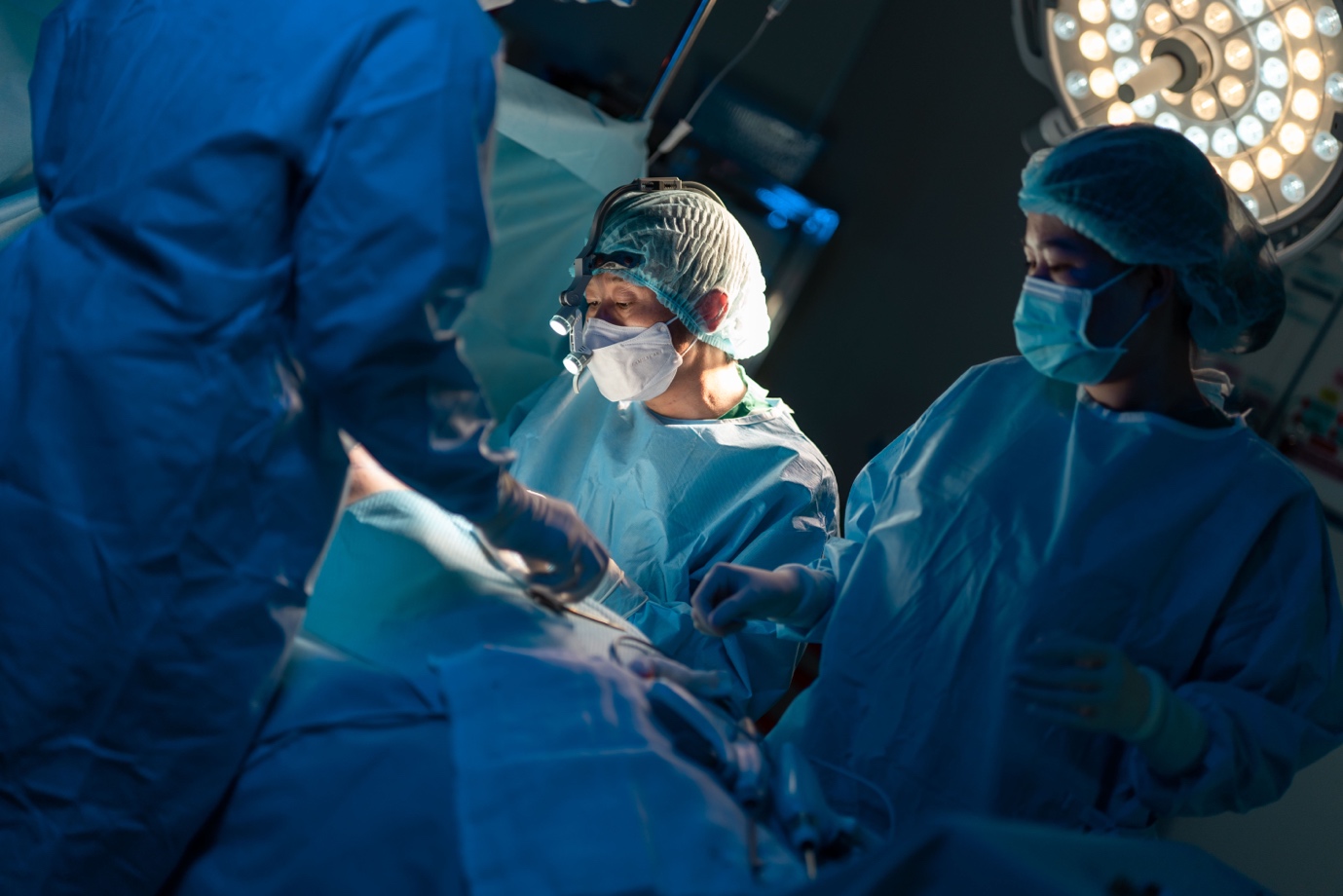 Ths.Bs Hồ Cao Vũ phẫu thuật cho bệnh nhân