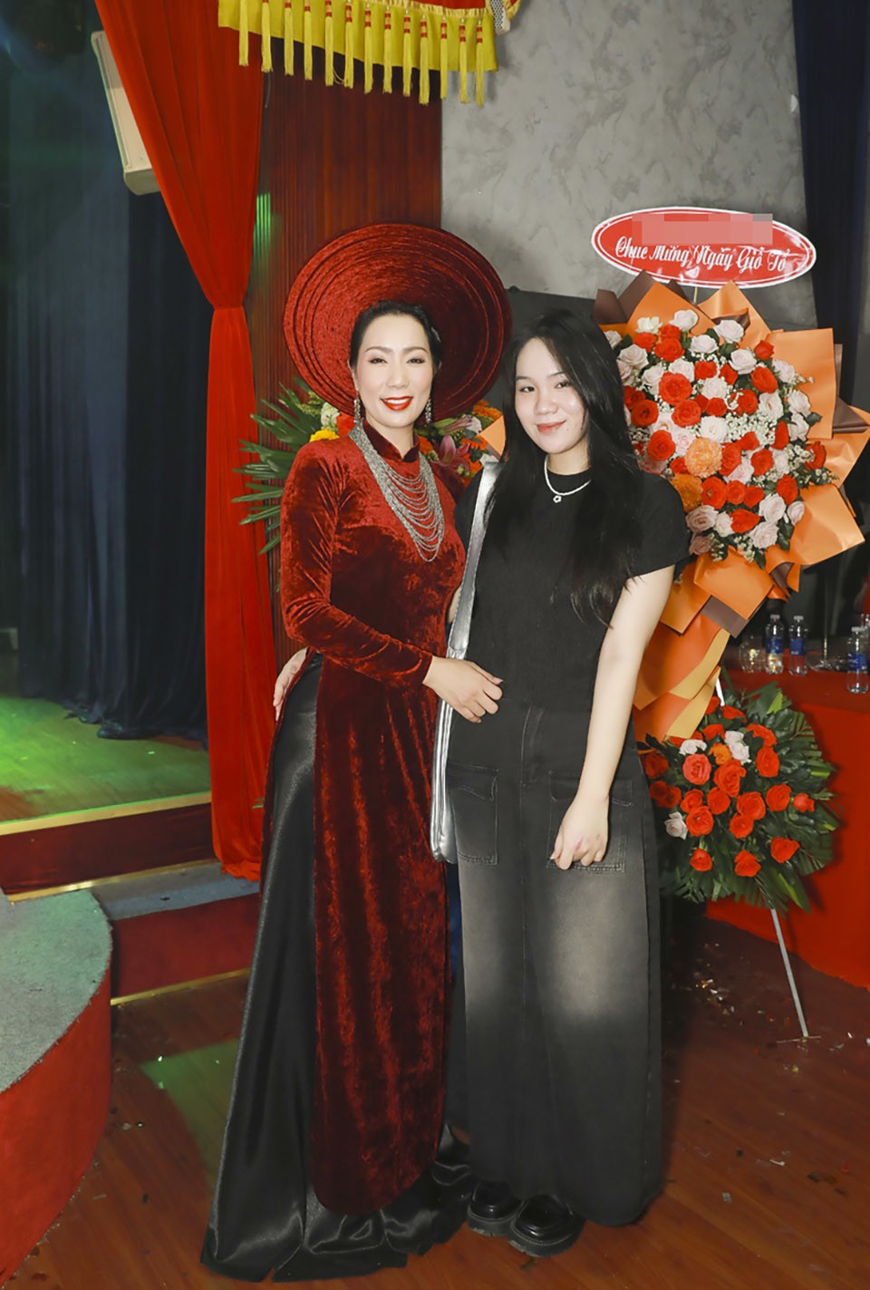 Hình ảnh Trịnh Kim Chi bên con gái Khánh Ngân tại lễ Giỗ tổ nhận được sự quan tâm của khán giả.&nbsp;