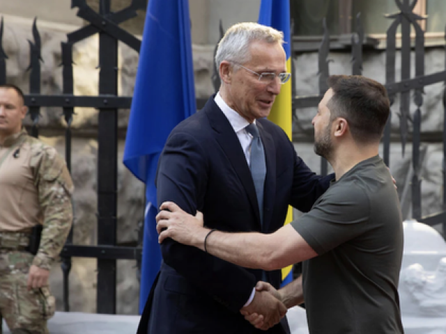 Thế giới - Tổng thư ký NATO gặp tổng thống Ukraine, chuẩn bị "bơm" vũ khí cho Kiev?