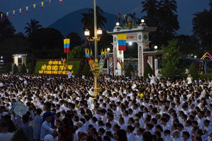 Đông đảo tín đồ Cao Đài từ khắp nơi về tập trung ở Tòa thánh Tây Ninh từ đêm 28/9