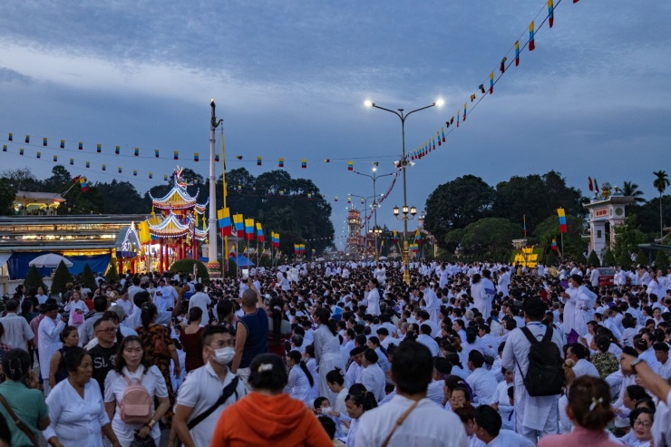 Hàng ngàn người tập trung trước Tòa thánh, tạo nên không khí lễ hội cực kỳ nhộn nhịp.