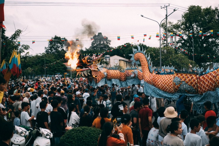 Đoàn rước rồng trên đường phố tập dượt cho ngày đại lễ.