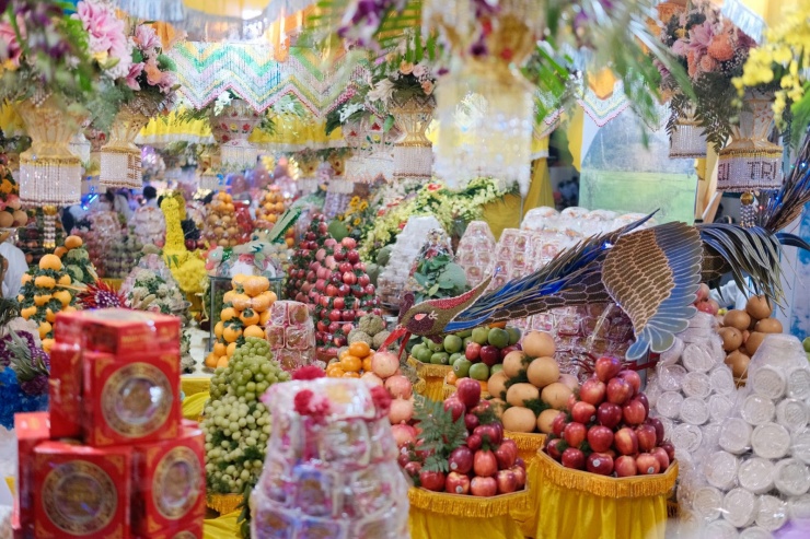 Trái cây từ khắp mọi miền được trình bày đẹp mắt.