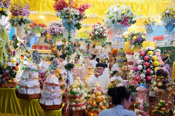 Bàn tay khéo léo của các tín đồ Cao Đài đã tạo nên những tác phẩm nghệ thuật với nguyên liệu chính là trái cây Việt Nam.