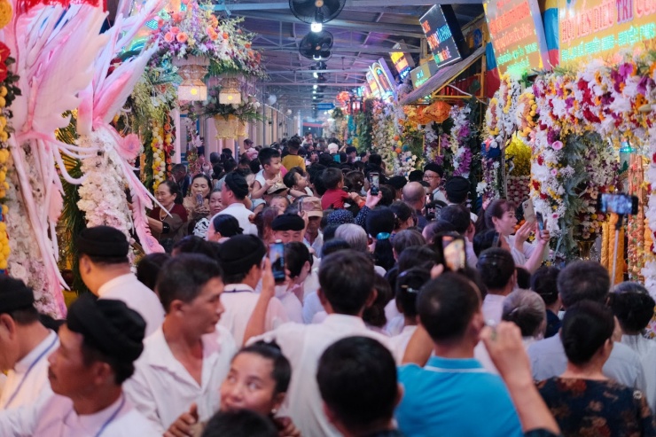 Mọi người từ khắp nơi tìm về, tạo nên không khí lễ hội sầm uất bậc nhất cho Tây Ninh.