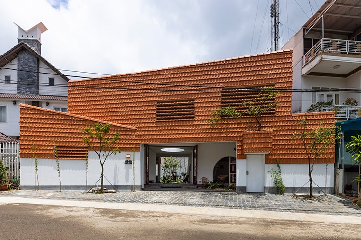 Gia chủ là một gia đình nhiều thế hệ, có người già, trẻ em, mọi người đều giàu tình cảm và ấm áp.
