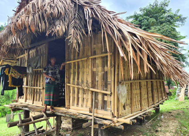 Trở về quê hương, Oanh lập gia đình rồi dựng một căn nhà sàn đơn sơ.