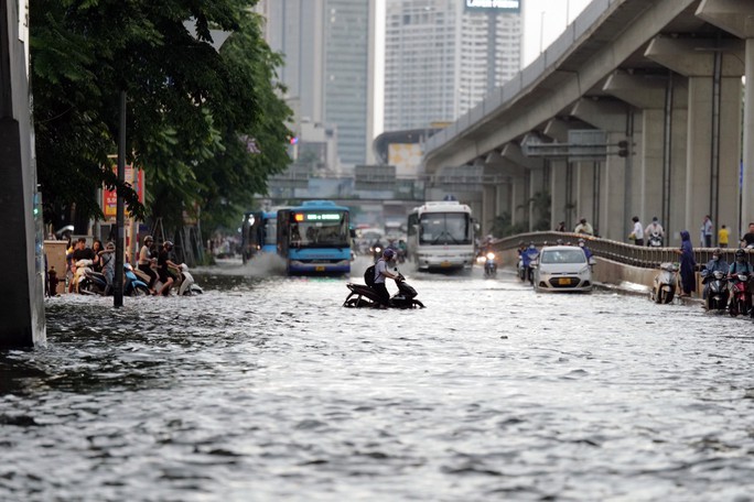 Mưa lớn gây ngập nhiều nơi khiến giao thông hỗn loạn ở Hà Nội hôm 28-9