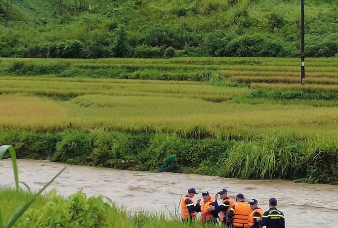 Lực lượng chức năng tìm kiếm những người mất tích tại xã Mường Lang. Ảnh: Báo Sơn La