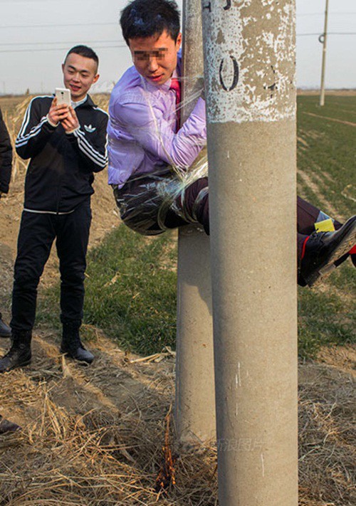 Nhiều người quay lại cảnh chú rể bị trói lên cột điện