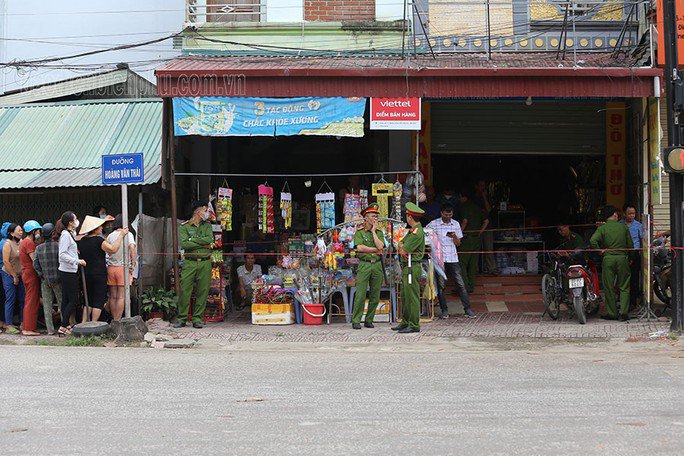 Rất đông người dân tập trung tại hiện trường vụ việc. Ảnh: Báo Điện Biên Phủ