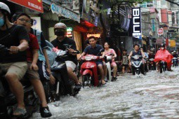 Những trận mưa lịch sử khiến phố Hà Nội không biết đâu là đường đi, vỉa hè hay hố ga