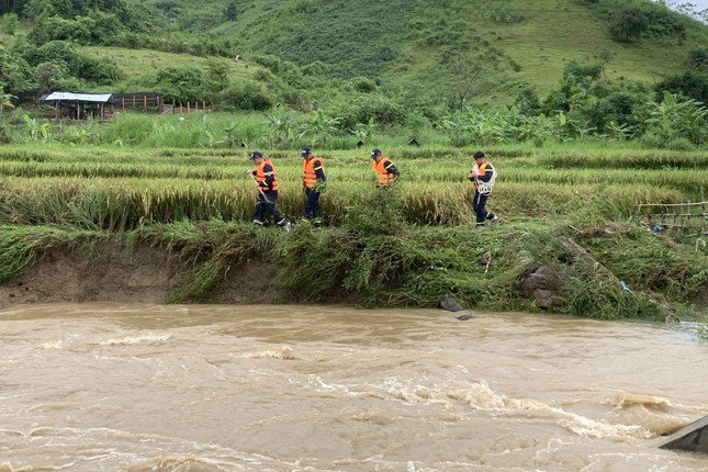 Lực lượng chức năng vẫn đang tích cực tìm kiếm nạn nhân bị nước lũ cuốn trôi. Ảnh: CACC.