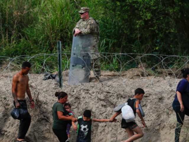 Người Việt mắc kẹt cả tuần ở biên giới Mexico để chờ vào Mỹ