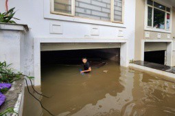 Sau mưa lớn, người dân ở khu biệt thự 'triệu đô' vẫn phải lội nước vớt đồ