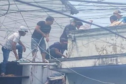 Tin tức trong ngày - Người đàn ông sửa chữa mái tôn bất ngờ gục xuống tử vong, nghi bị điện giật