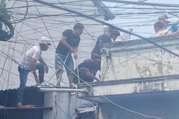 Tin tức trong ngày - Người đàn ông sửa chữa mái tôn bất ngờ gục xuống tử vong, nghi bị điện giật